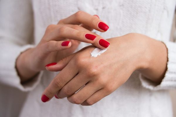 Vô lý hay không khi ngồi văn phòng vẫn cần chống nắng cho da