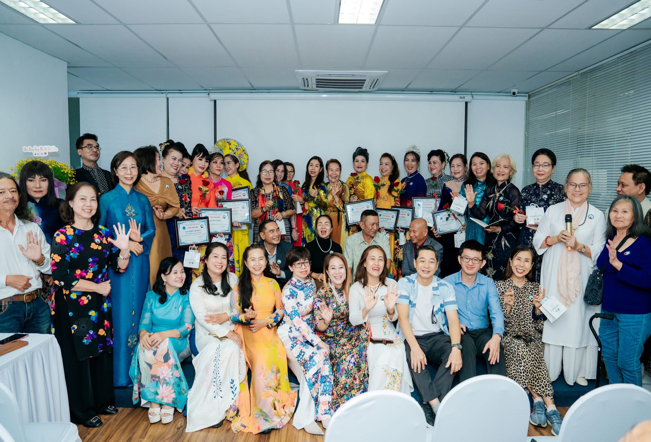 chúc mừng ngày Phụ nữ Việt Nam 20/10